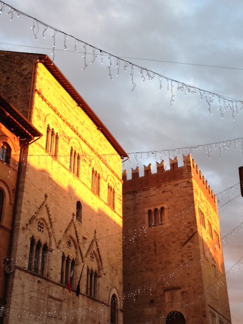 Una giornata di dicembre con finale a sorpresa... 5 todi palazzi comunali